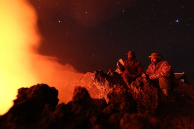Ranger bewundern die Lava am Nyiragongo Crater im Virunga NP (MONUSCO Photos)  CC BY-SA 
Información sobre la licencia en 'Verificación de las fuentes de la imagen'